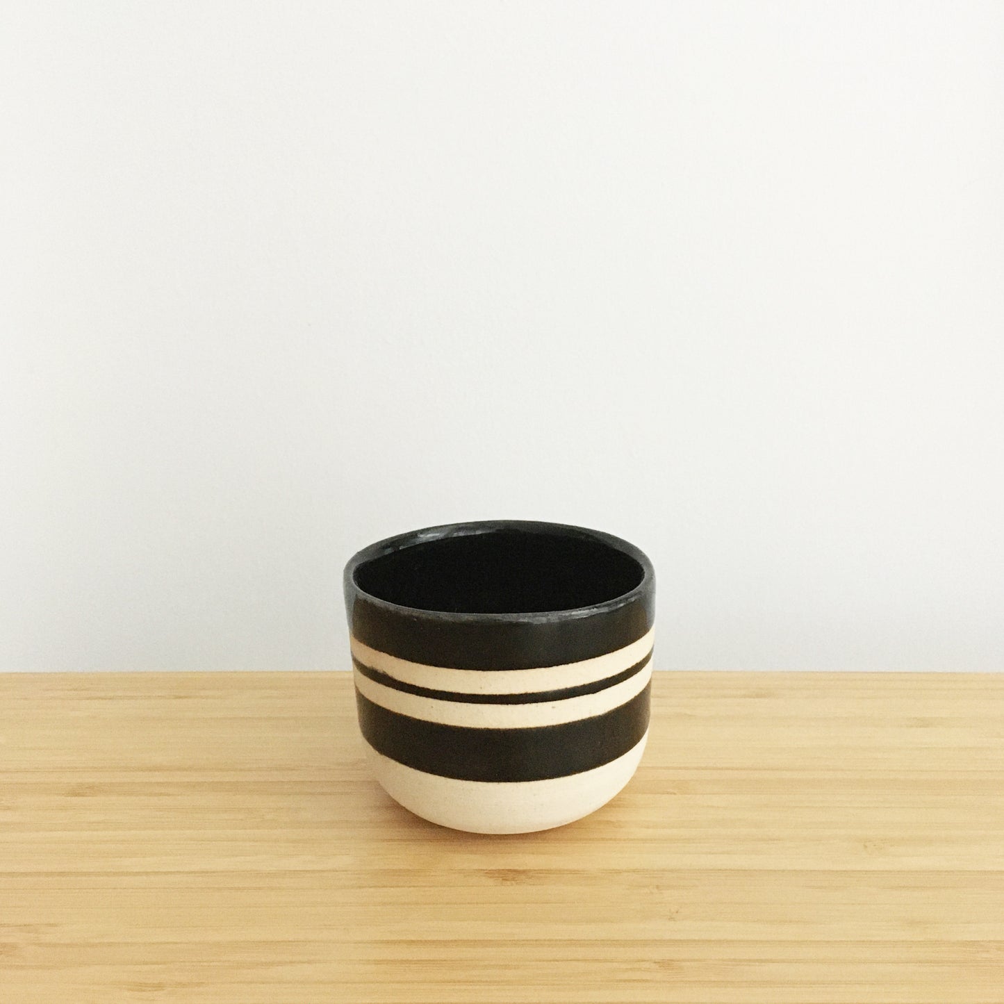 Round Cup, short, black stripes