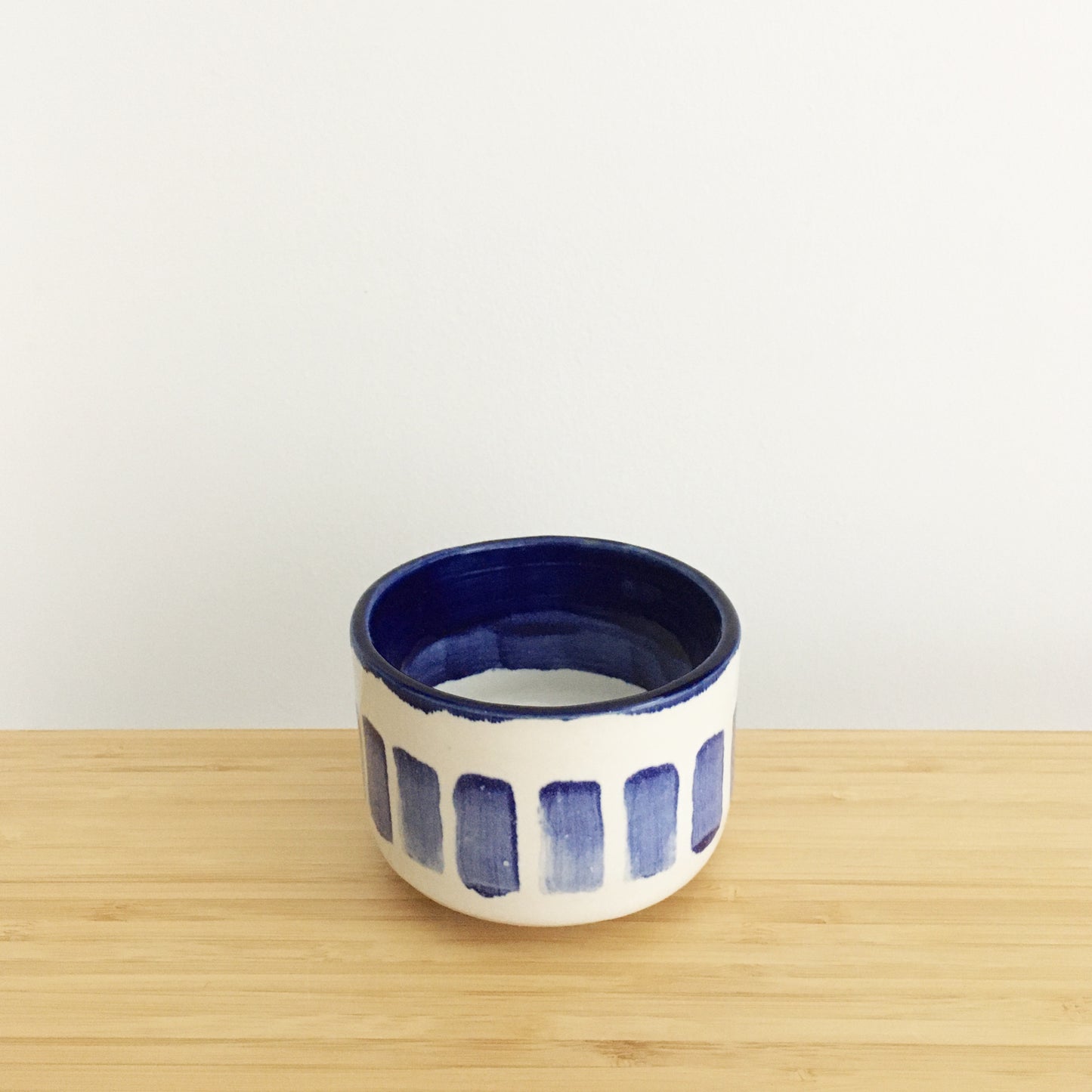Cylindrical Cup with Ring, short, thick blue lines (HA-G)